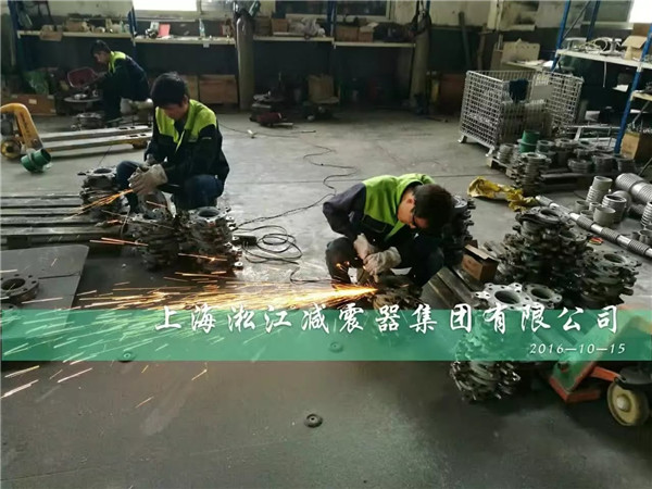 直播防拉脫限位裝置橡膠軟接頭生產過程