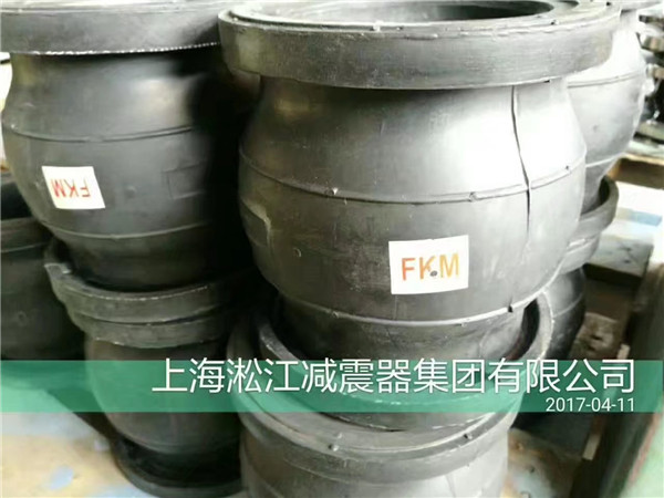 法蘭式橡膠軟連接和卡箍式橡膠軟連接在安裝上有什么不同?