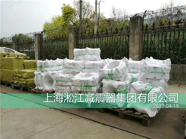 法蘭式橡膠軟連接和卡箍式橡膠軟連接在安裝上有什么不同?