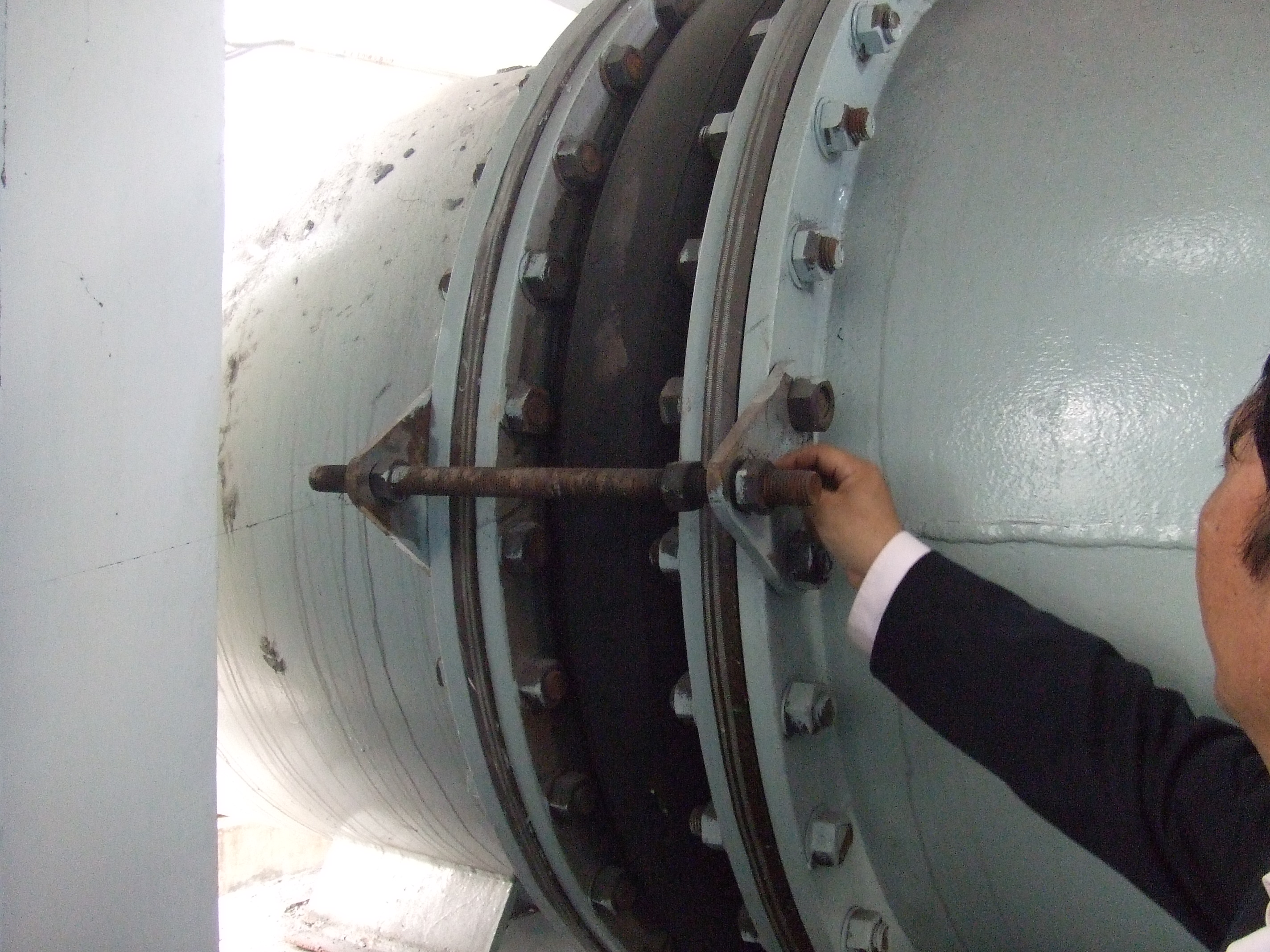 橡膠接頭不按規范安裝會出現:泄露情況、拉托情況、浸泡變形、尺 橡膠軟接頭